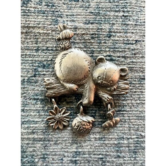 Spoontiques Pin Art Pewter Bear On A Log Dangling Charm Brooch - Picture 1 of 5